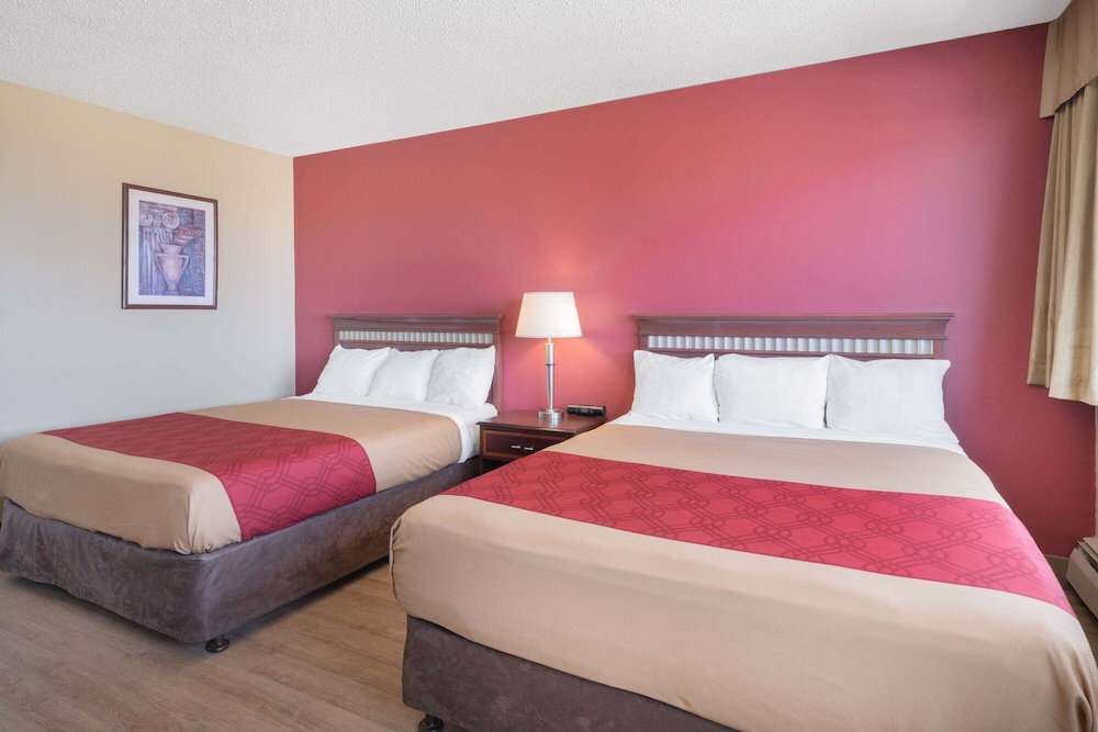 Room, 1 Single and 2 Queen Beds, Smoking