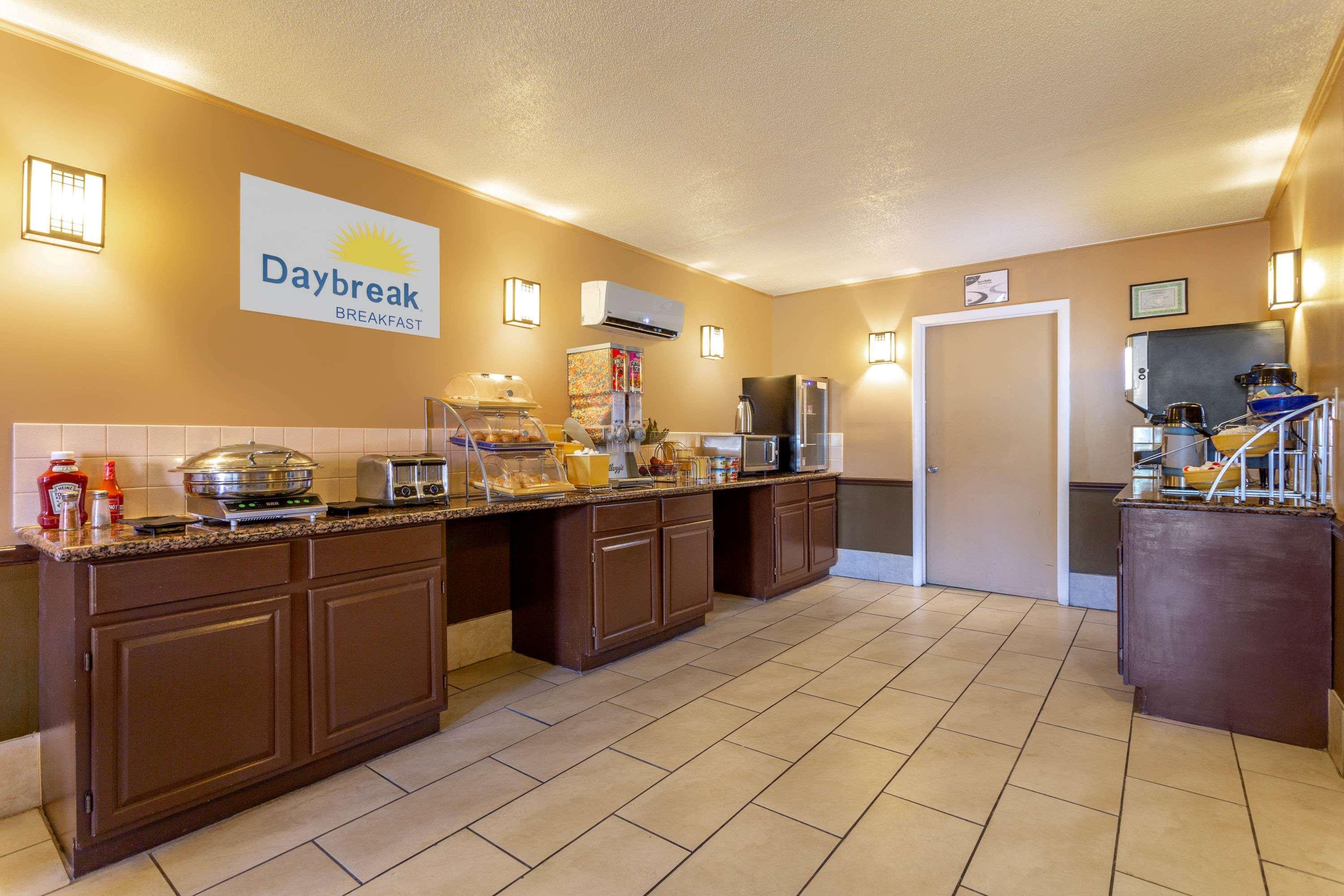 Days Inn By Wyndham Breezewood 11/34