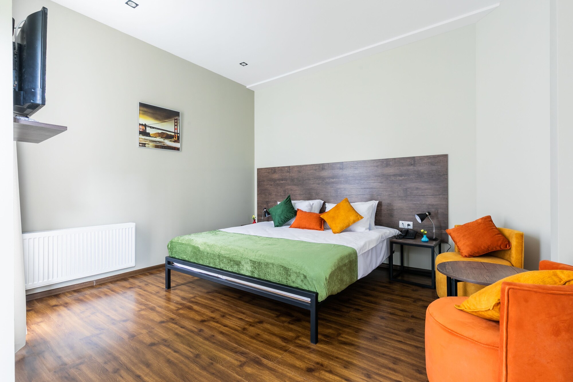 DELUXE, KING BED
