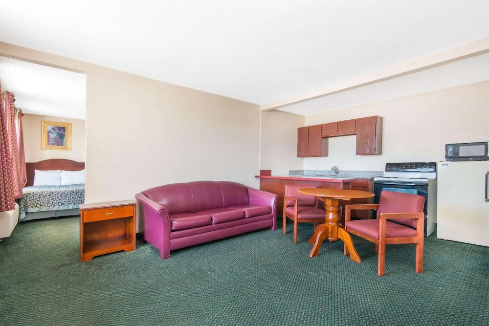 Blue Way Inn Suites Wichita East 22/37