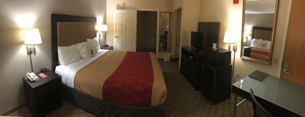 Econo Lodge Hillsboro I-35 28/35