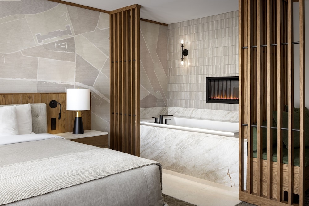 DELUXE, KING BED, JETTED TUB