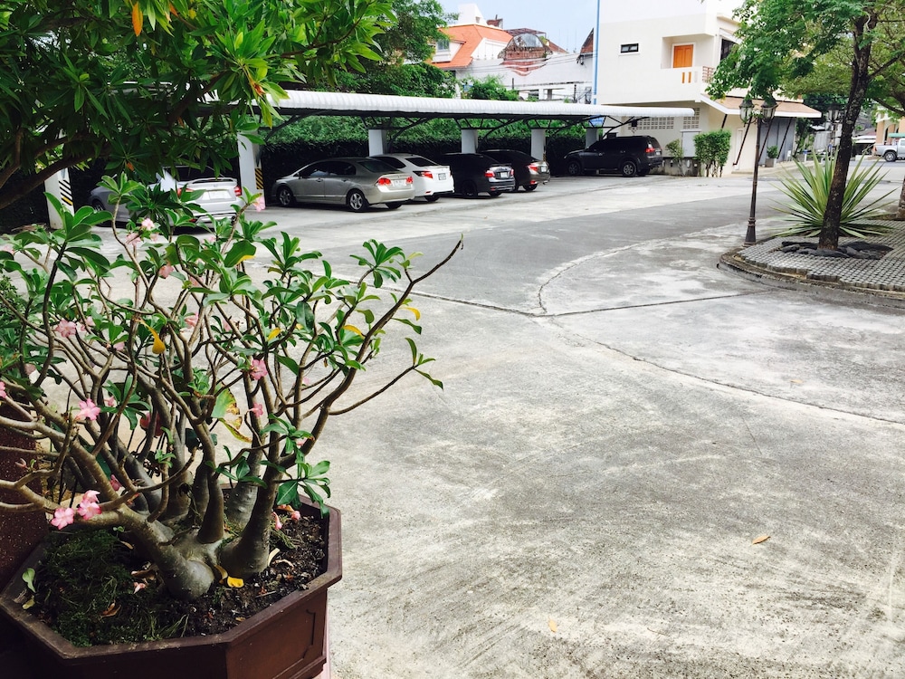 Mei Zhou Phuket Hotel 64/67