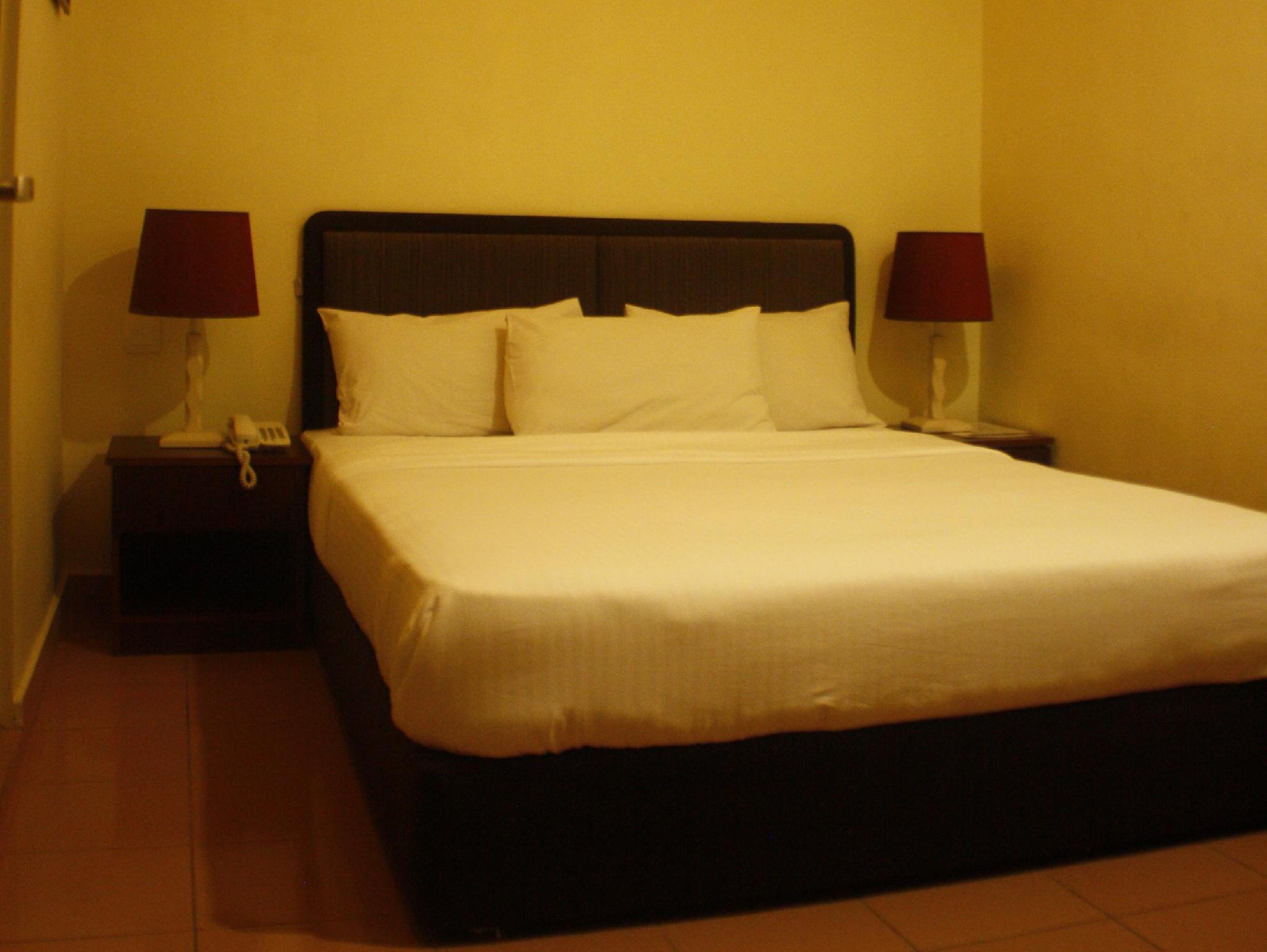 STANDARD, QUEEN BED