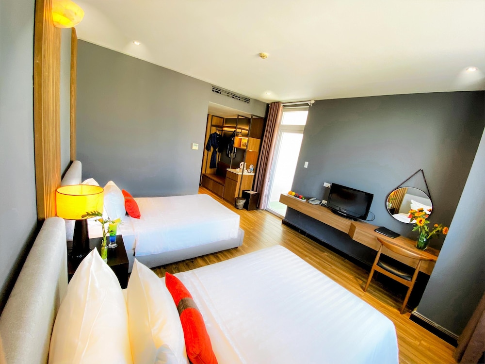 The Light Hotel Resort 33/70