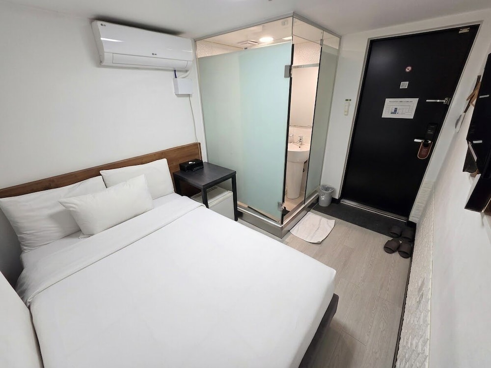Ekonomy Hotel Myeongdong Premier 20/48