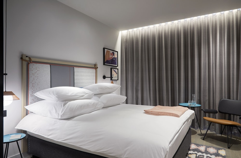 CLASSIC, QUEEN BED