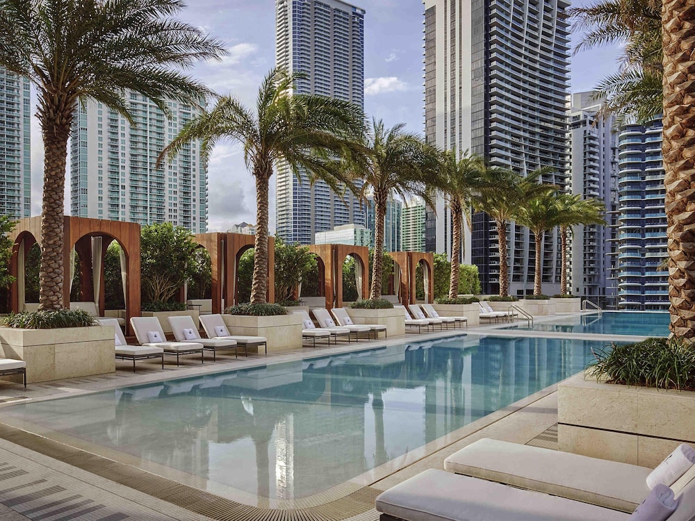 SLS LUX Brickell 56/60