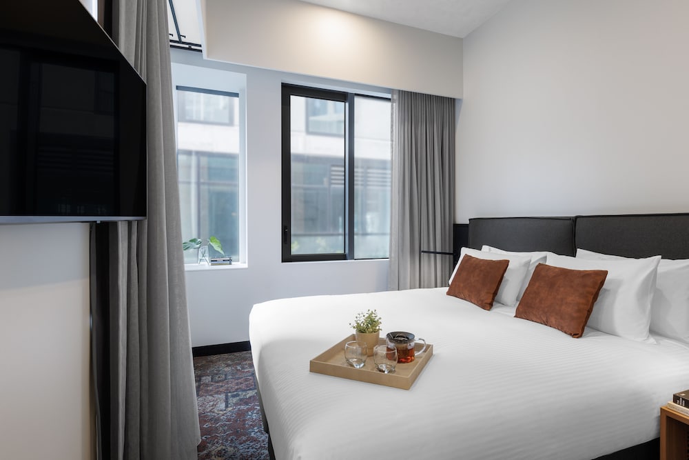 1 BEDROOM, SUITE