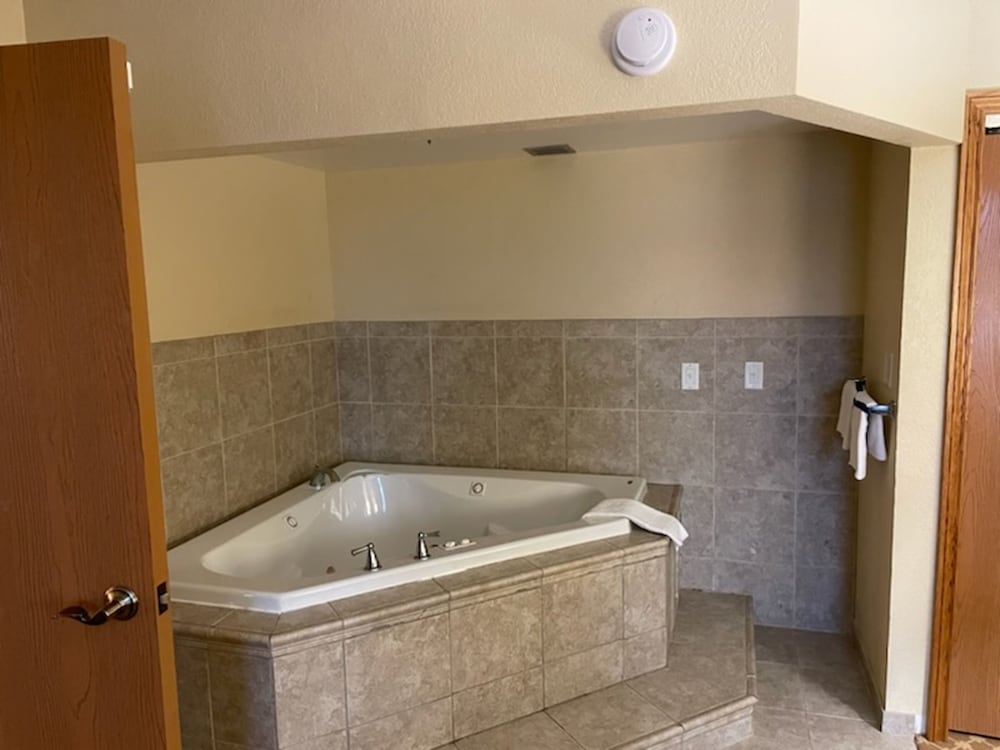 Quality Inn and Suites Saginaw, MI 47/47