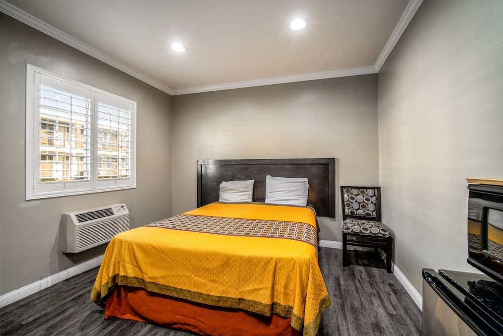 Regency Inn Suites Downey 5/40