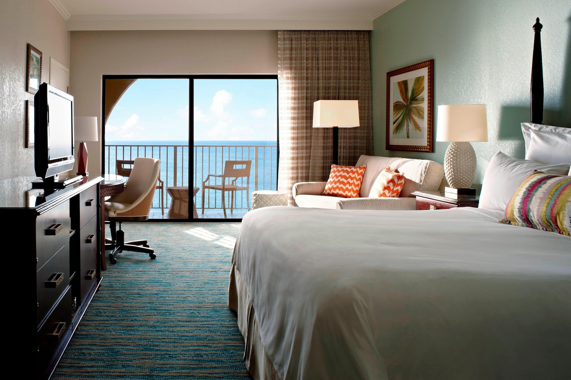غرفة بسرير كينج بإطلالة على الفناء بشرفة مع أريكة