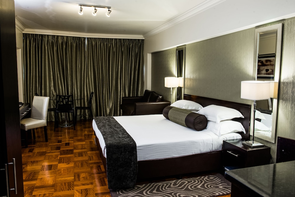 غرفة بسرير كينج بغرفتي نوم، Belaire Suites 3/6