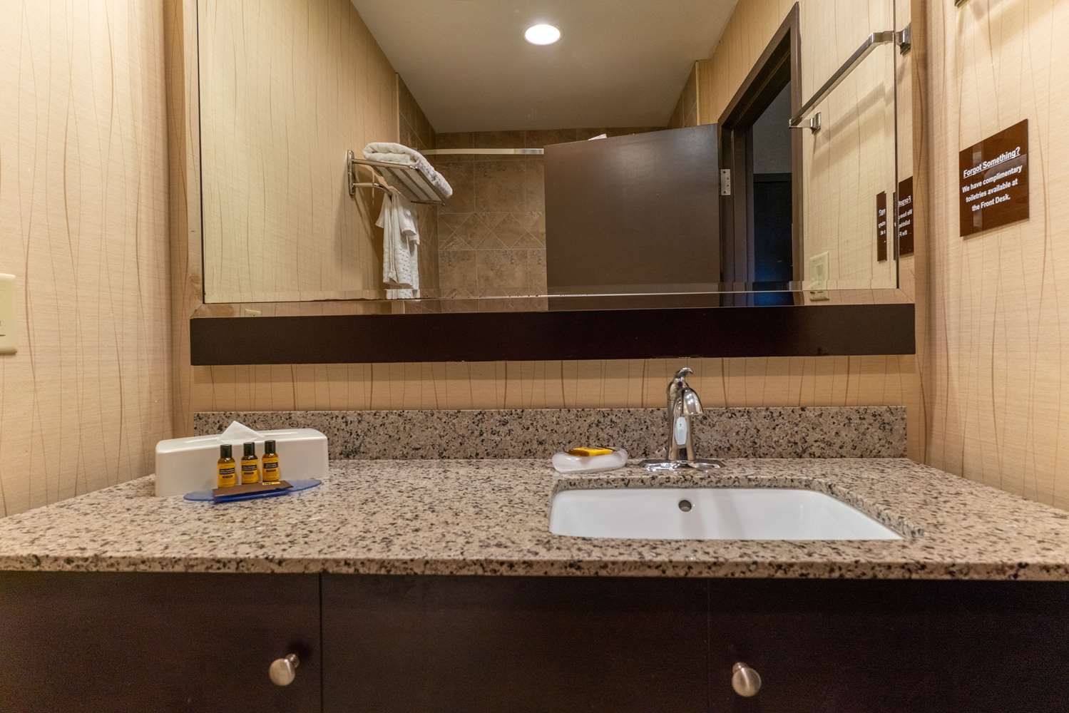 جناح تنفيذي بسرير كينج مع أريكة، Best Western Plus South Edmonton Inn and Suites 3/3