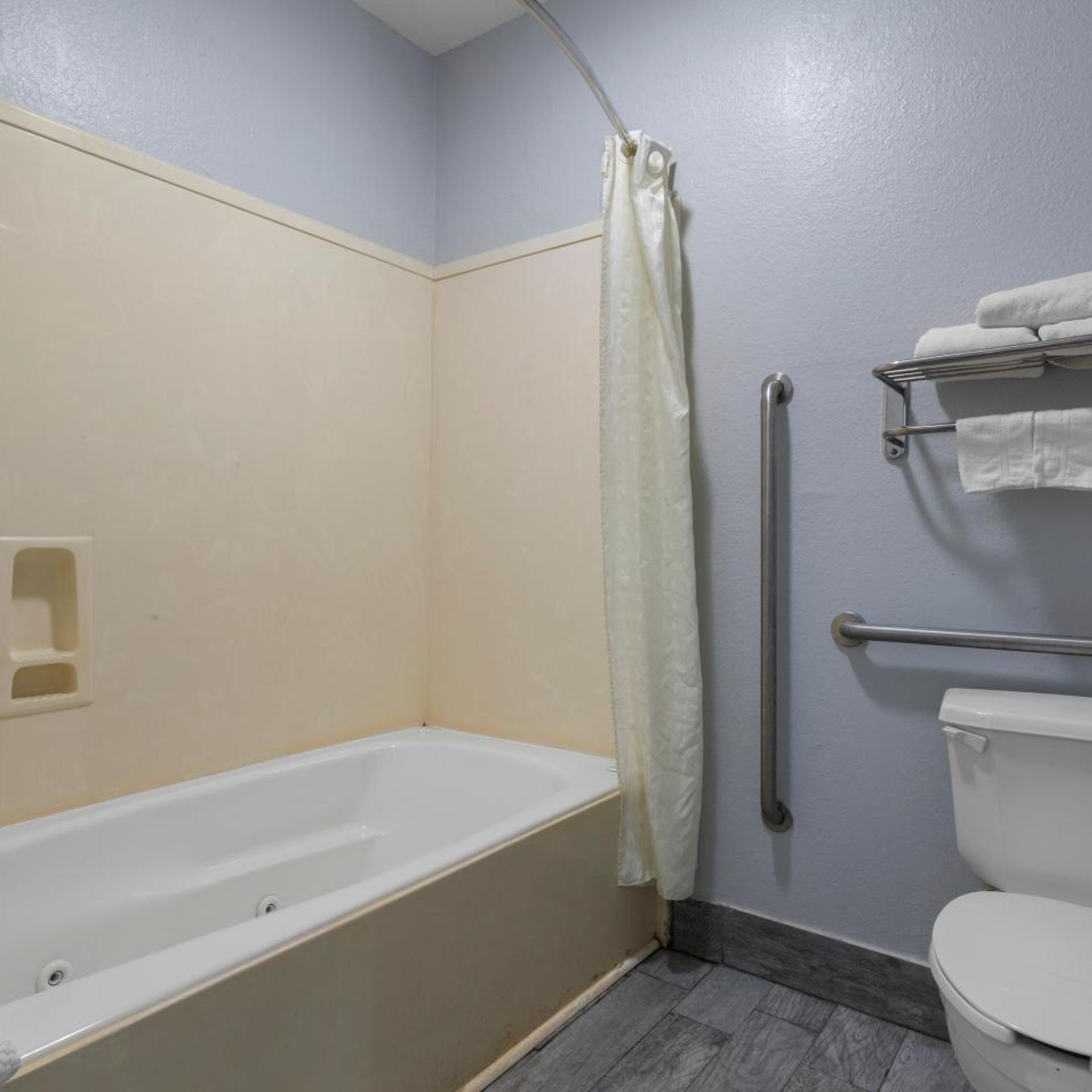 غرفة بسرير كينج بجاكوزي، Best Western Magnolia 5/10