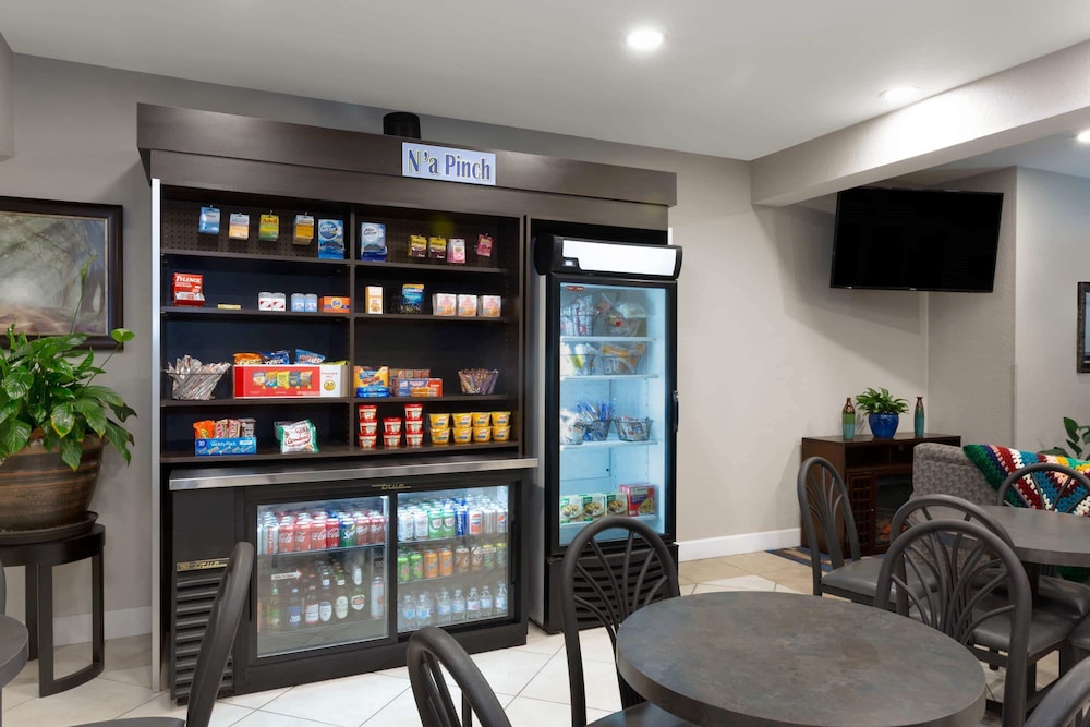 Microtel Inn and Suites by Wyndham Brooksville 33/53