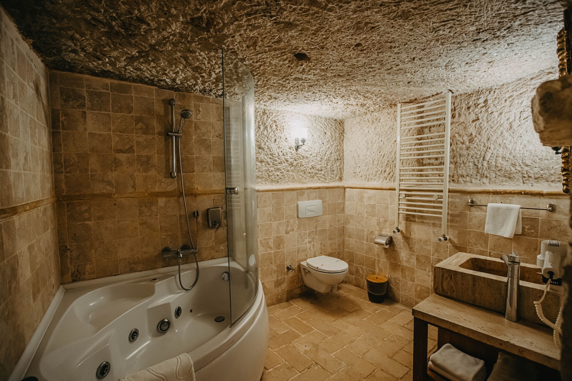 CAVE, SPLENDID, SUITE