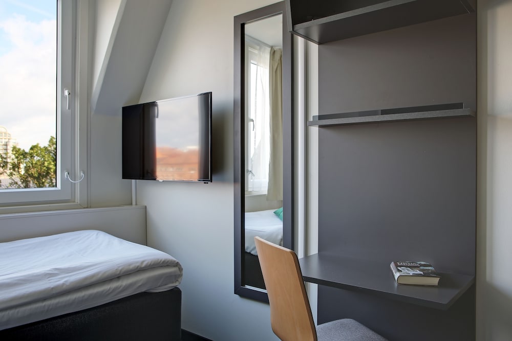 Moment Hotels 35/60