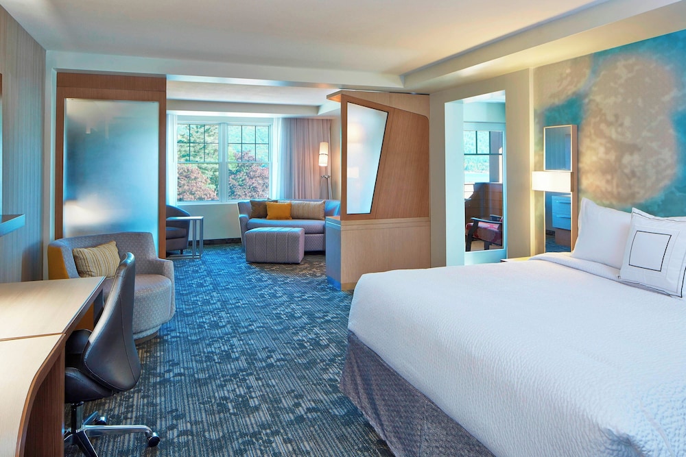 2 BEDROOMS, SUITE, LAKE VIEW, BALCONY