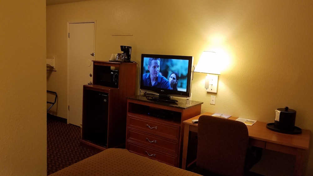 Americas Best Value Inn Lincoln Airport 19/32