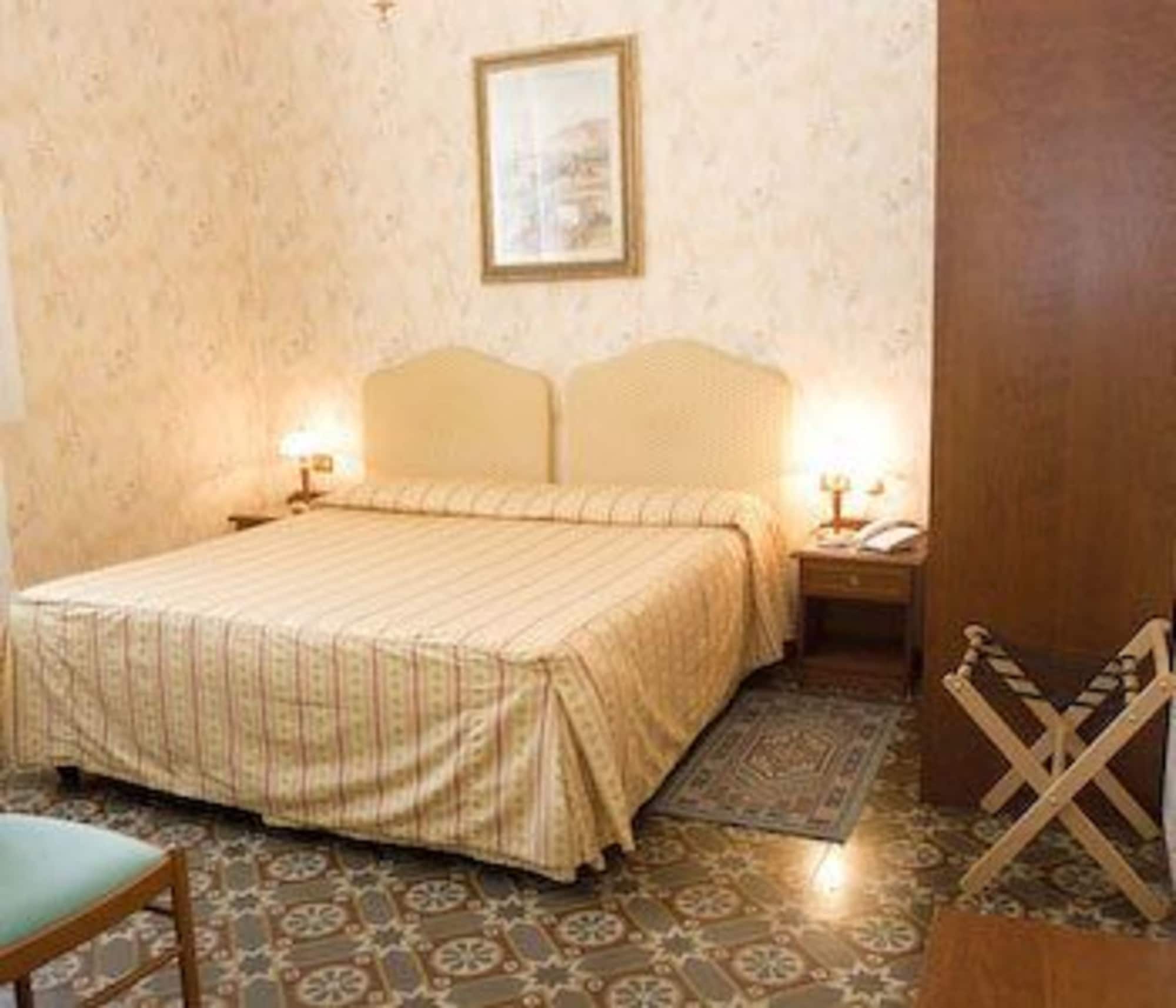 ROOM, DOUBLE BED