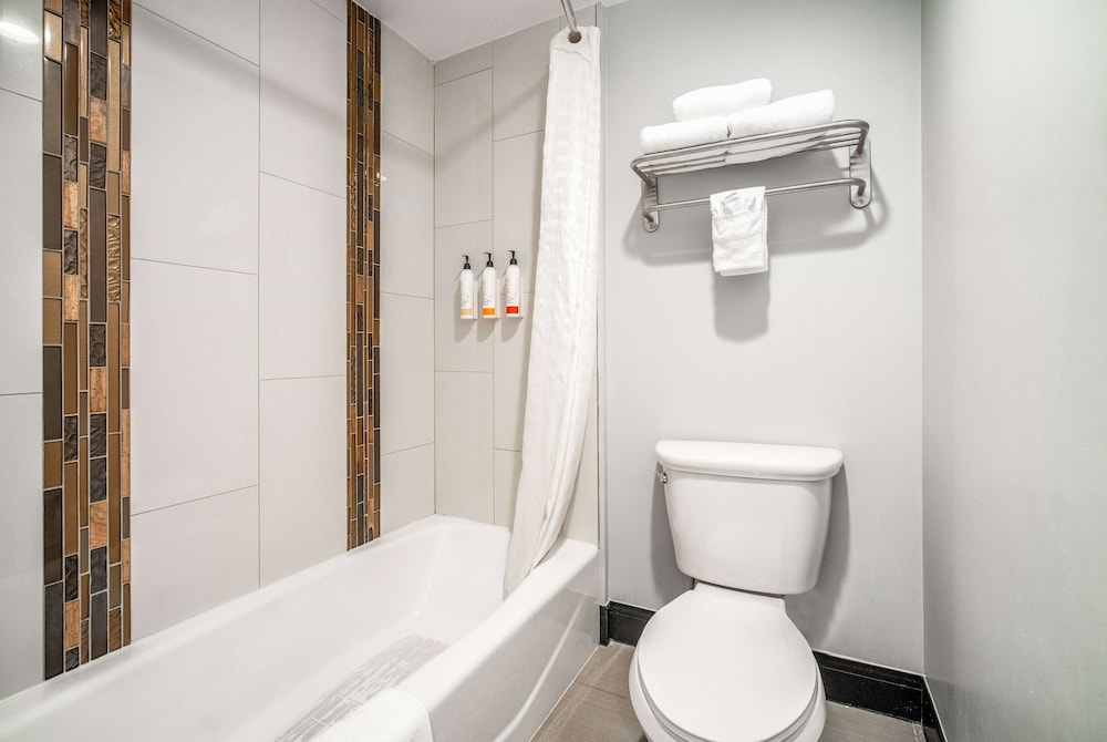 غرفة بسرير كوين للمدخنين، Travelodge Inn & Suites by Wyndham Bell Los Angeles Area 4/4