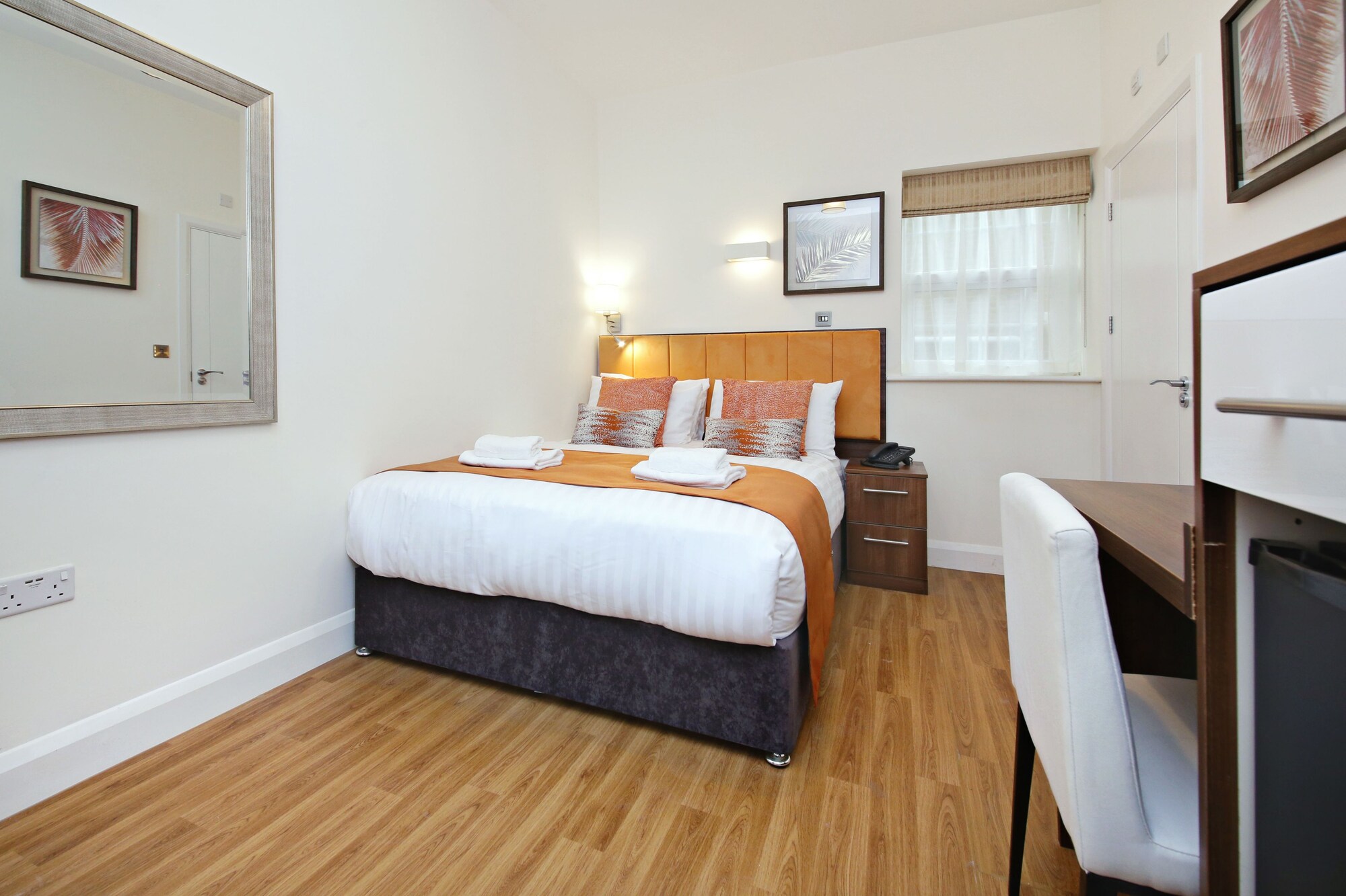 DELUXE, QUEEN BED