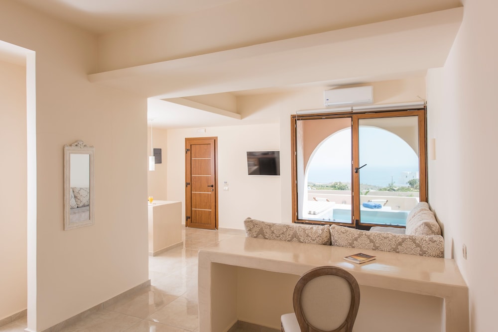 Perla Nera Suites 50/50