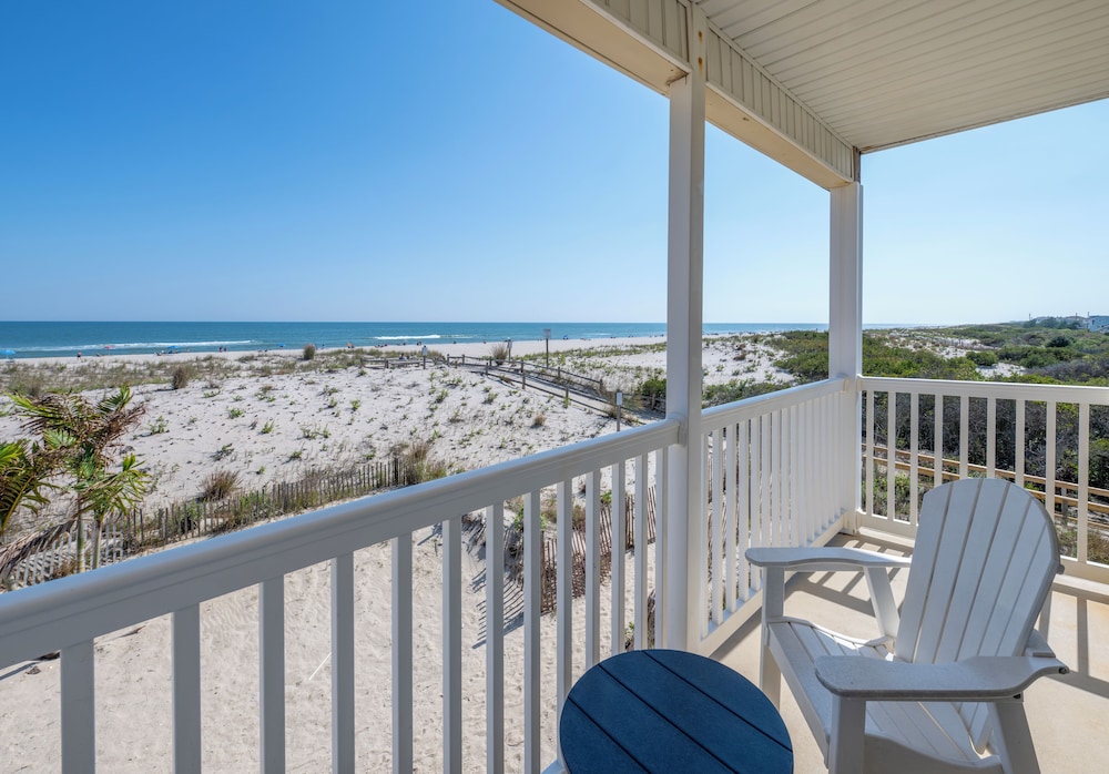 Drifting Sands Oceanfront Hotel 52/70