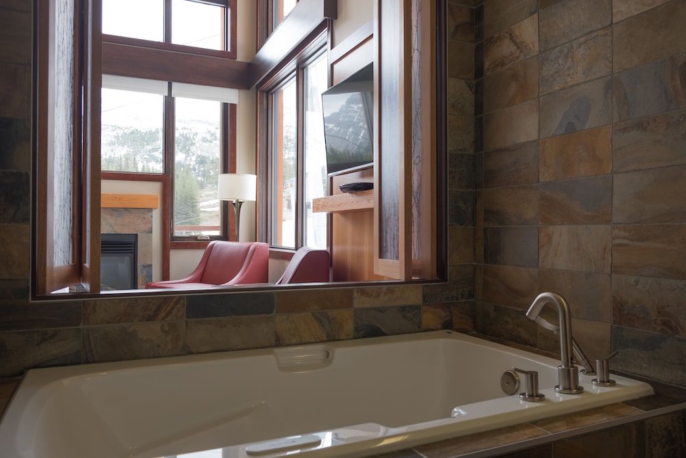 Sunshine Mountain Lodge - Superior Room 60/61