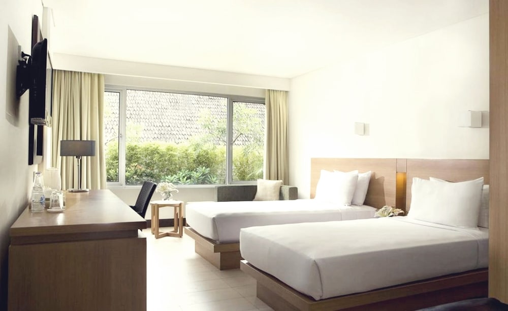 Deluxe Twin, Hotel Santika Bandung 2/6