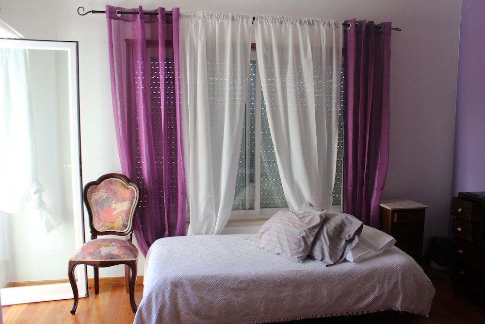 Ericeira Chill Hill Hostel & Private Rooms 12/50