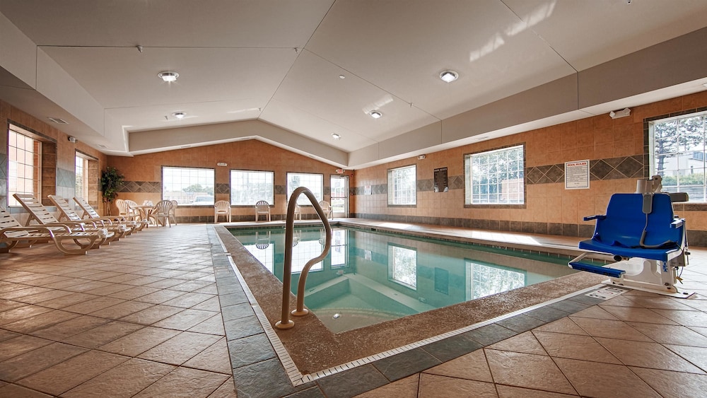 Executive Inn & Suites 18/39