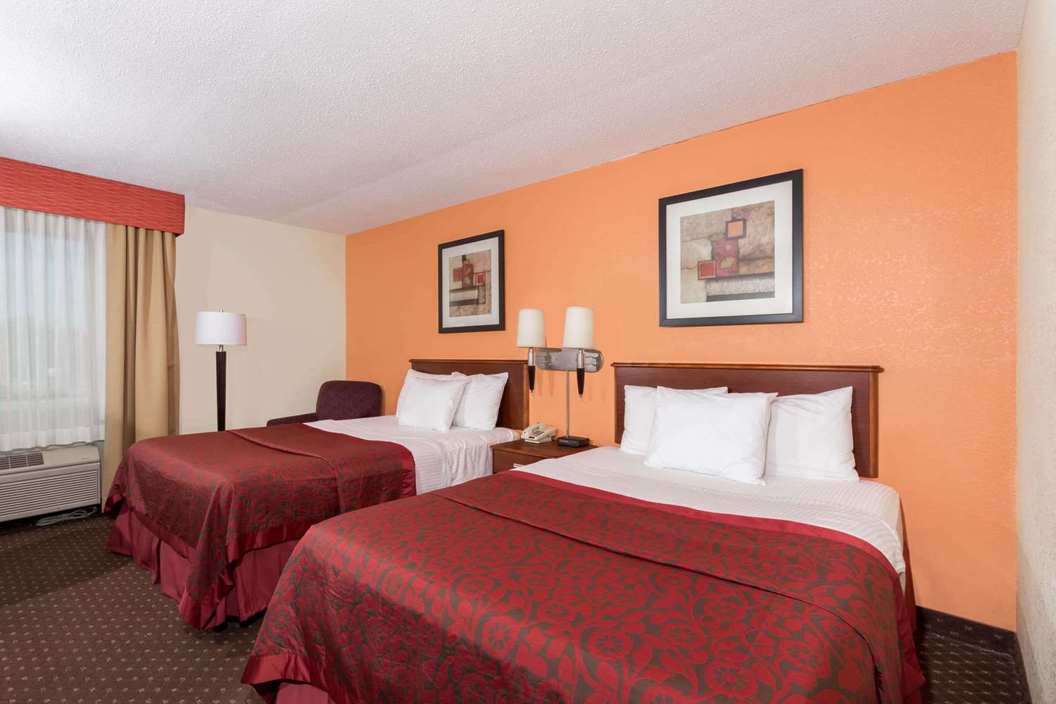 Days Inn Suites By Wyndham Bloomington Normal Il 5/45
