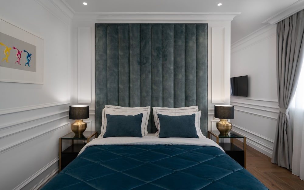 SUITE, KING BED, SUN DECK, JETTED TUB