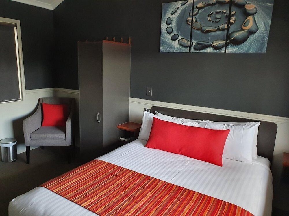 THE ROCKS MOTEL 26/55