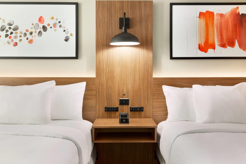 La Quinta Inn & Suites by Wyndham Mount Laurel / Moorestown 29/58