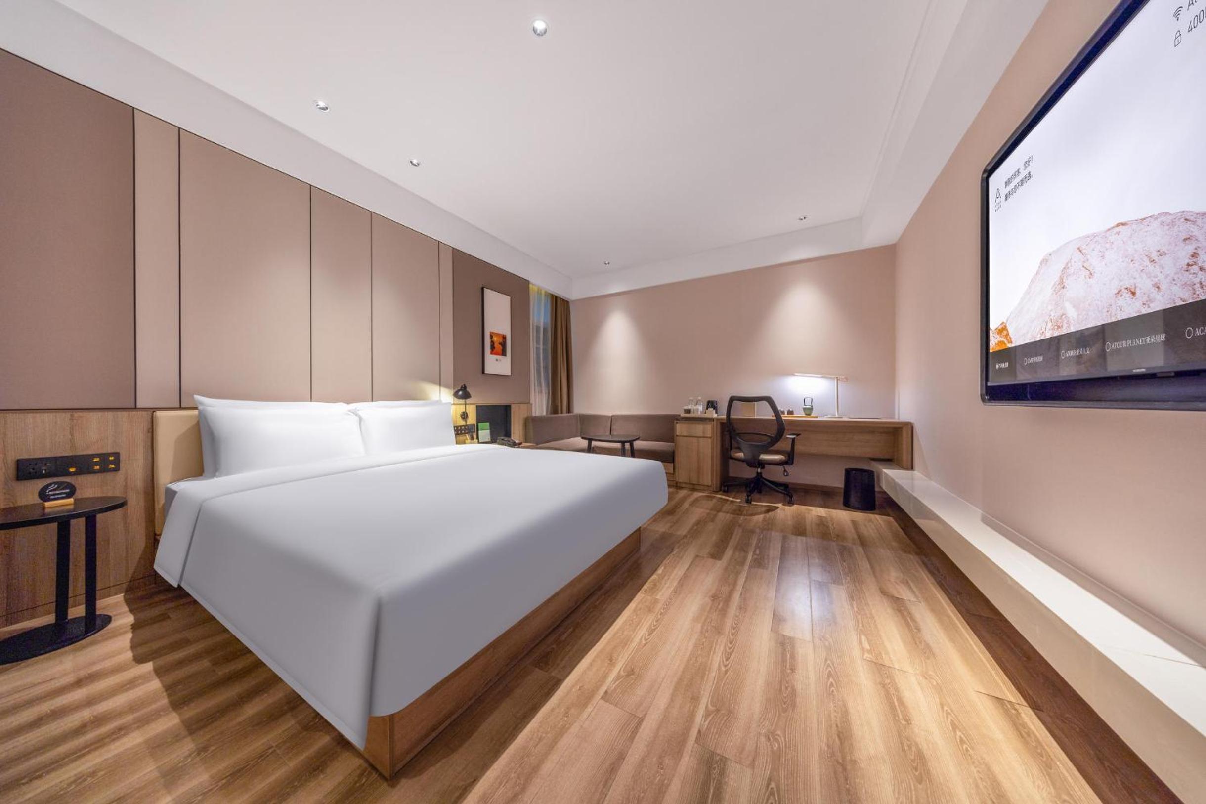 Elegant, Queen Bed