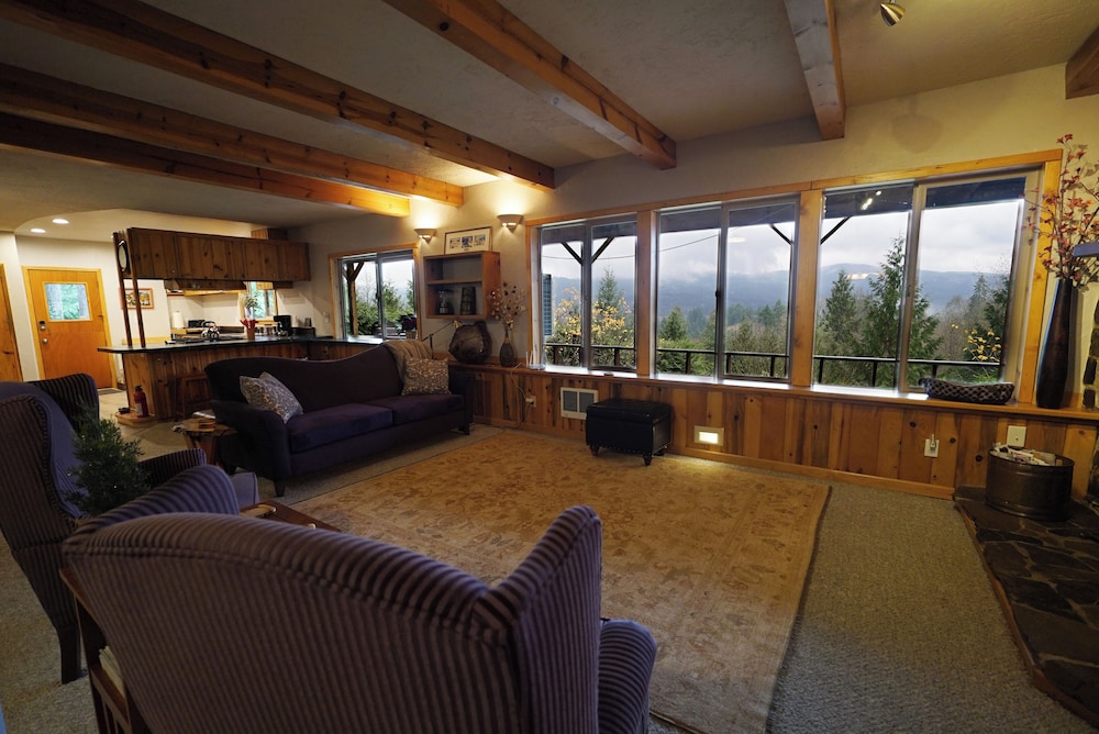 MapleRidge House: A BnB For All Seasons 24/50