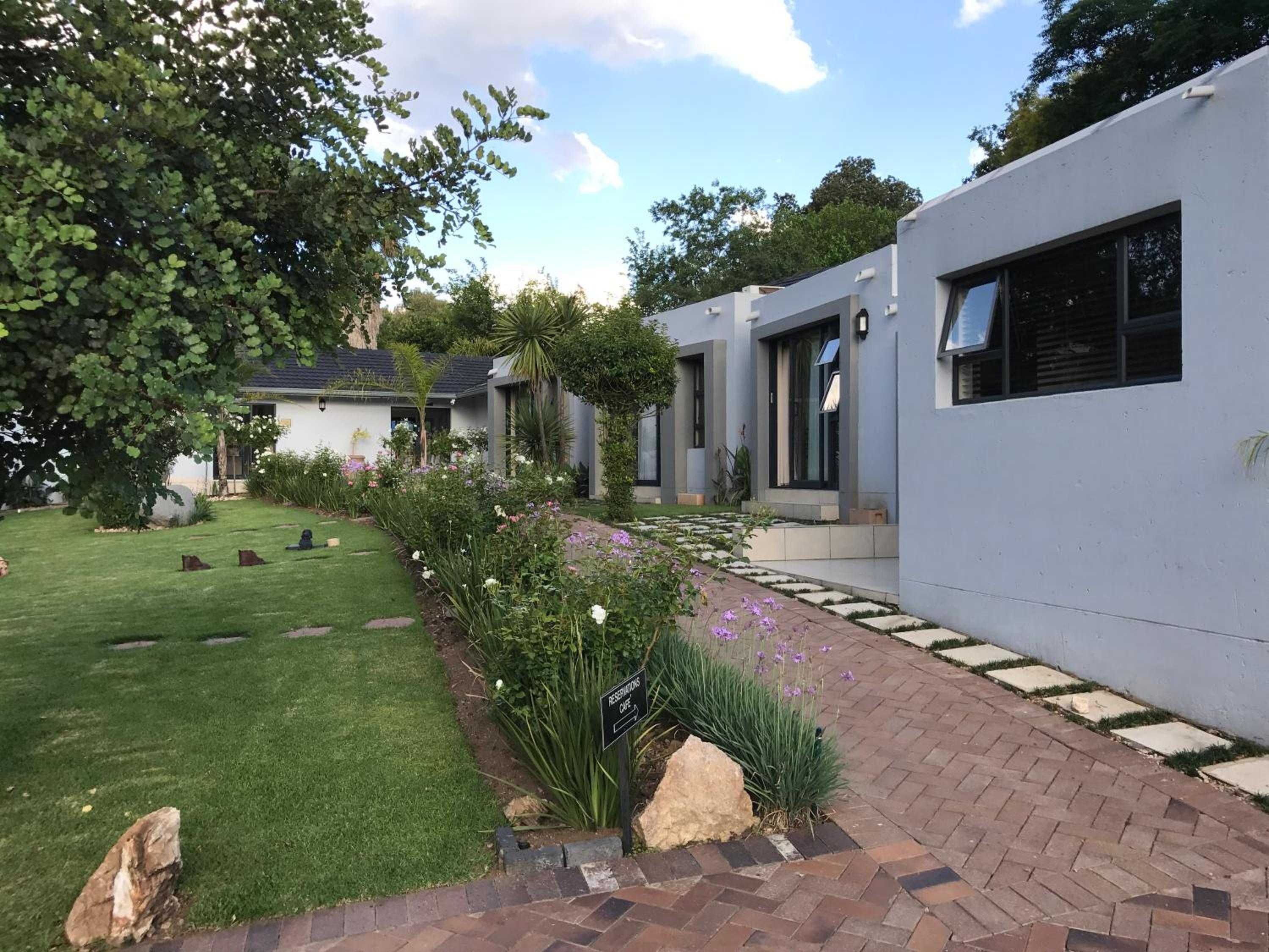 6 On Morris Guest Lodge 40/45