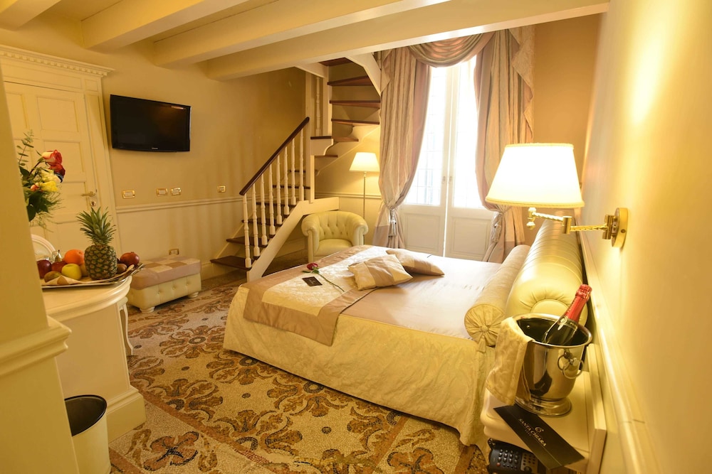 Suite Hotel Santa Chiara 24/50