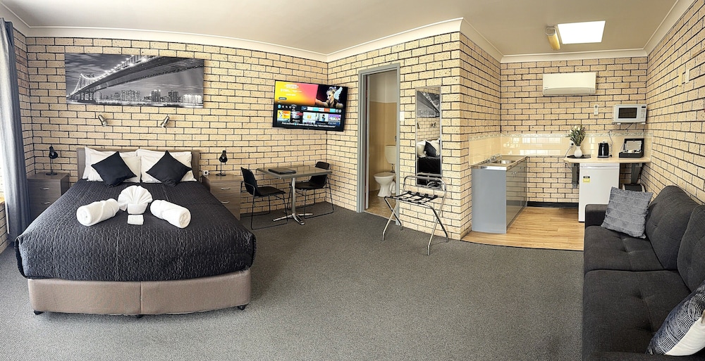 COWRA CREST MOTEL 27/50