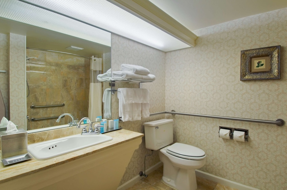DoubleTree by Hilton Akron Fairlawn 50/50