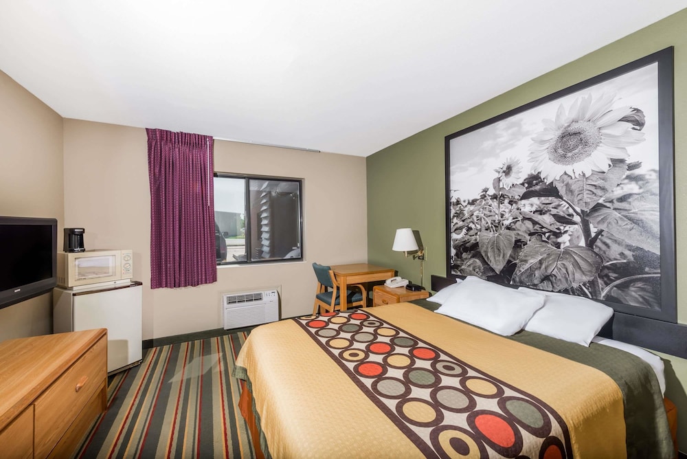 Super 8 By Wyndham Chanute 11/21