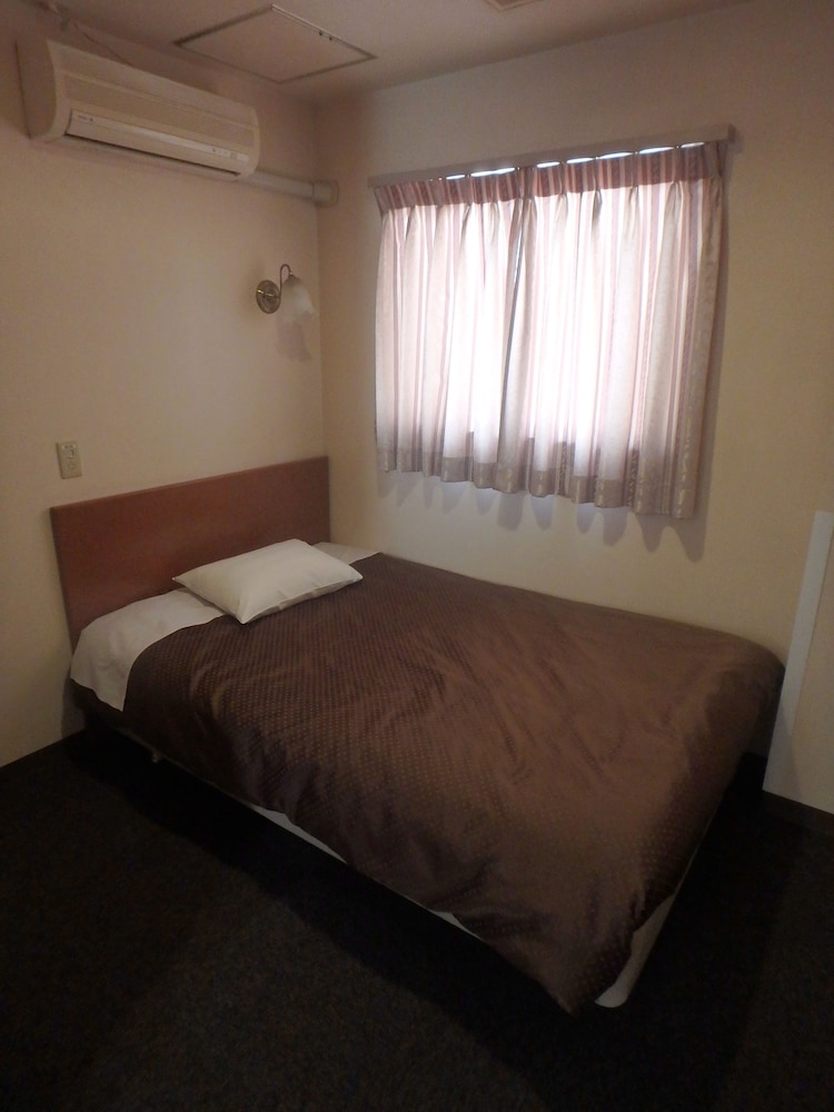 ROOM, SINGLE