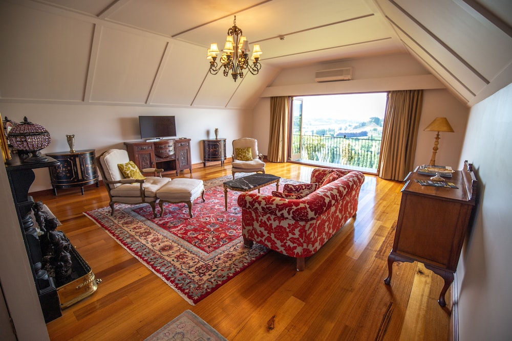LAKE KARAPIRO LODGE 6/50
