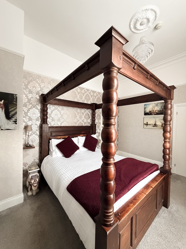 Four Poster, King Bed، Raincliffe Hotel 5/6