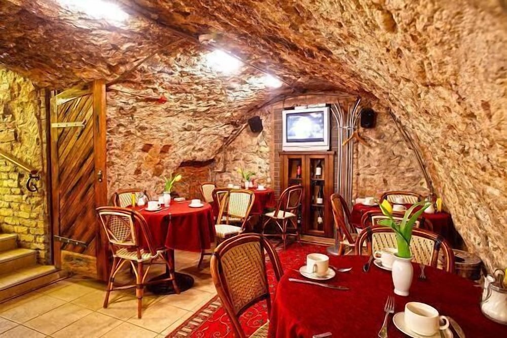 Monte Kristo Hotel 80/95
