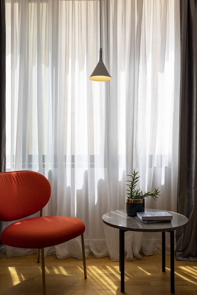 L'Avventura Athens 34/50