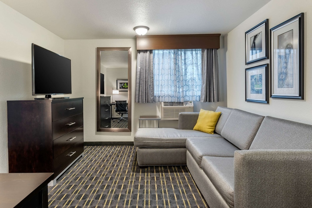Comfort Inn and Suites Tigard near Washington Square 26/35